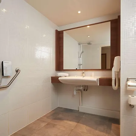 מלון Campanile Centre 3*